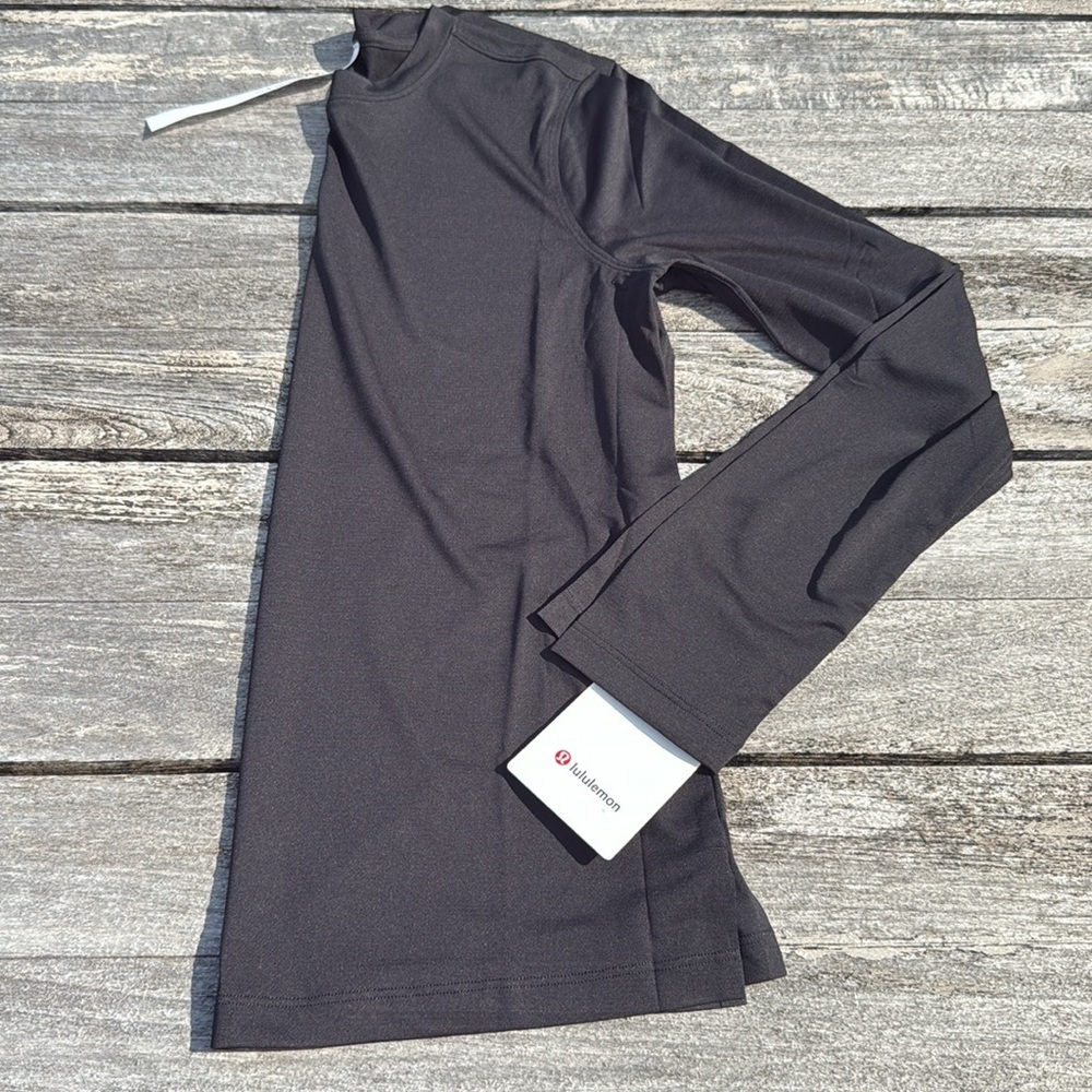 Lululemon Ultralight Hip-Length Long-Sleeve Shirt
Black size 4 small NWT‎